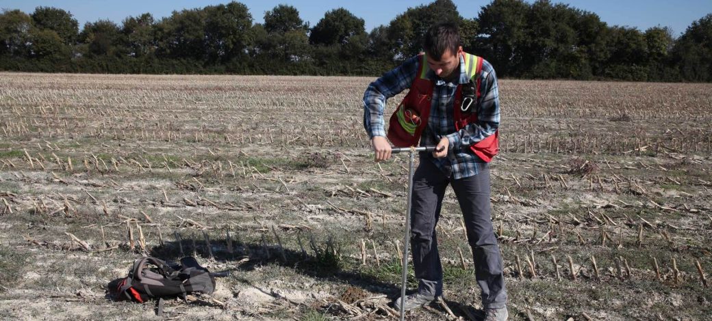 Soil sampling with manual auger for geochemical campaign